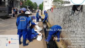 Pemrov DKI Telisik Alasan SDA Jakpus Bersihkan Selokan Perumahan di Bekasi di Luar Jam Kerja