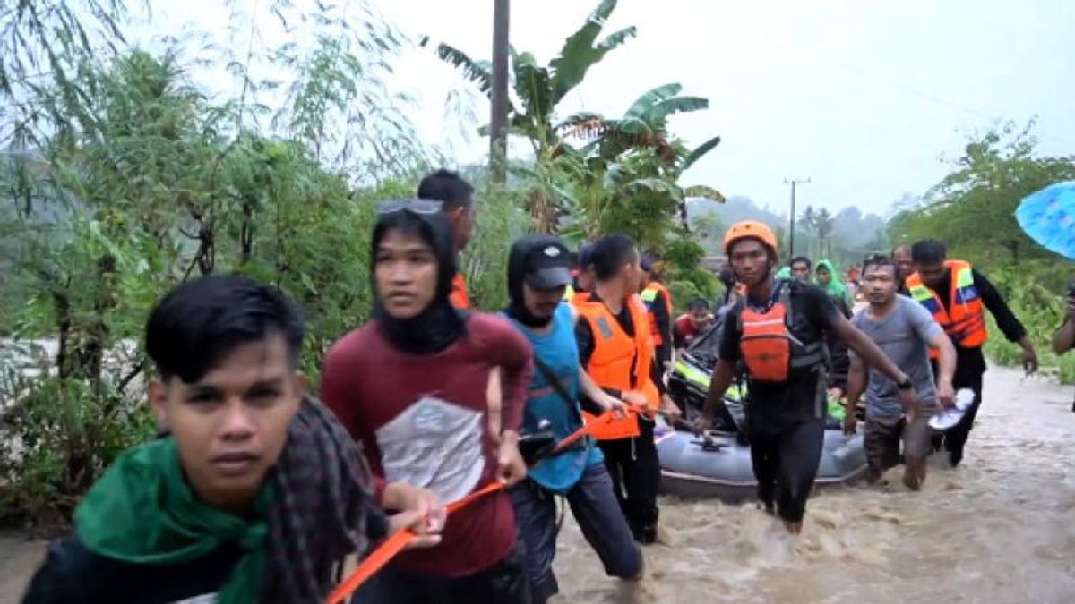 The Joint SAR Team Successfully Evacuated Dozens Of Residents Trapped In Floods In Sese Mamuju Village, Sulbar