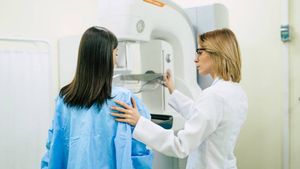 Usia yang Dianjurkan untuk Perempuan Melakukan Pemeriksaan Mammografi Skrining Kanker Payudara