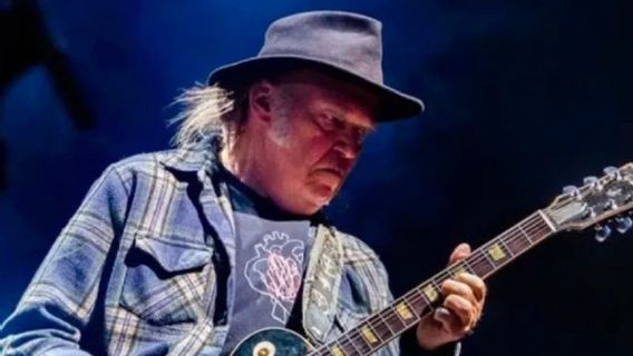 Kerap Kritik Donald Trump, Neil Young Khawatir Sulit Kembali ke AS