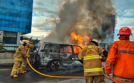 Waduh, Mobil Mewah Land Cruiser Cygnus Terbakar di Tol Wiyoto Wiyono, Ternyata Ini Penyebabnya