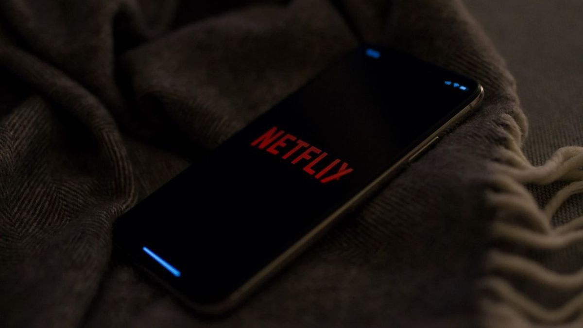 Netflixは、スマートフォンユーザーのためのオフラインダウンロード機能を提供します