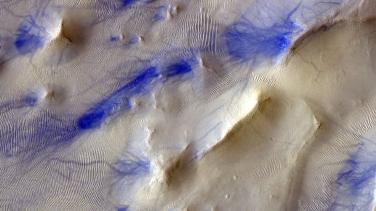 ESAは火星の最も美しいイメージ、青い線で覆われたクレーターをキャプチャ