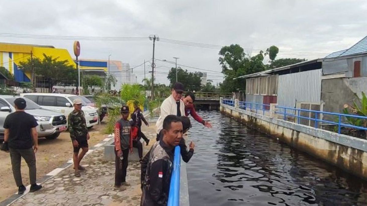 Après les inondations à Sampit Kalteng, le gouvernement de la régence de Kotim construit des tuiles et du drainase