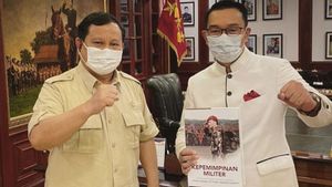 Ridwan Kamil Dapat Kado Buku 'Kepemimpinan Militer' Dari Prabowo, Ada Apa Nih?