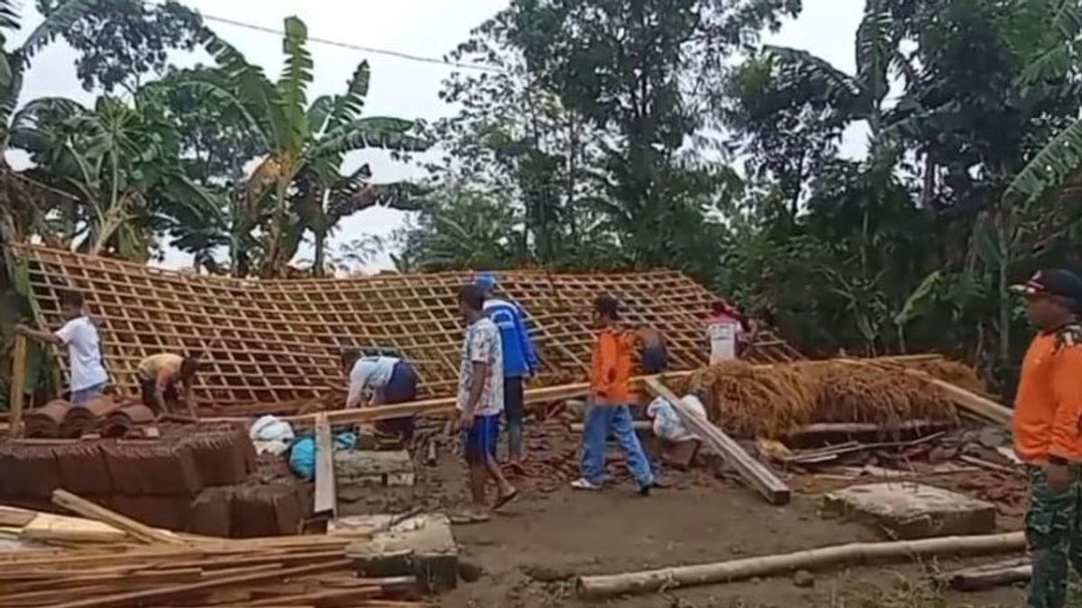 Madiun Regency Government Handled Dozens Of Damaged Houses As A Result Of The Beliung Puting Wind