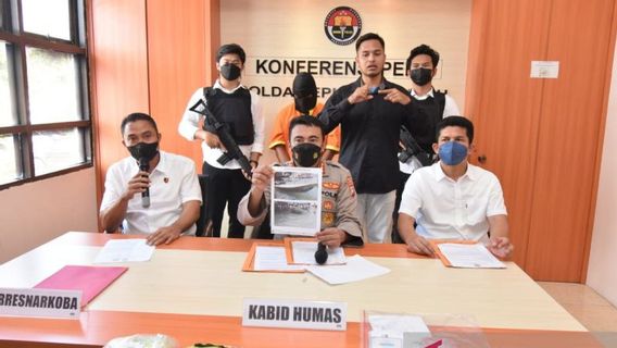 Pelaku Penyelundupan 20.890 Gram Sabu di Bungkus Teh 'Gua Yin Wang' Loncat ke Laut Saat Ditangkap Polda Kepri