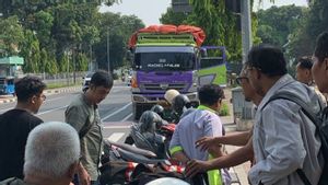 About To Cover, Kompas TV Journalists Were Hit By A Truck From Behind In Pasar Baru