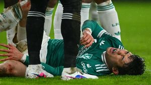 Cedera Parah, Wataru Endo Dijanjikan Masih Dapat Bermain di Liverpool