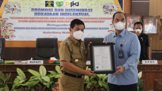 Ministry Of Law And Human Rights Submits Registration Letter Of 9 Communal KI Certificates To East Barito Regency