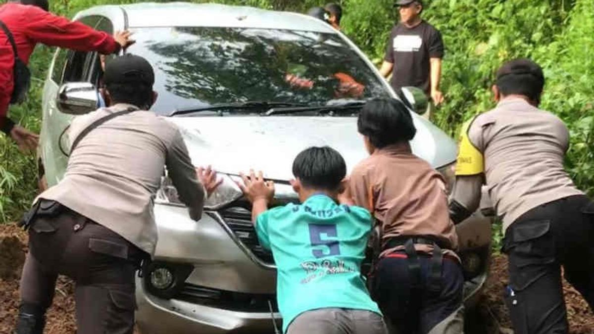 7人乗りの車は金曜日の夜遅くにプトリ山の森の奥深くに迷った