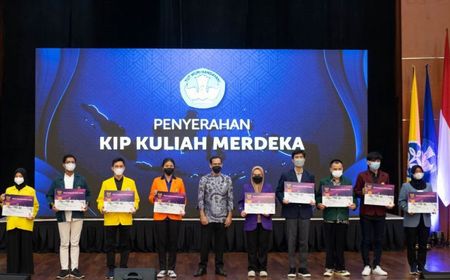 Nadiem Makarim Serahkan KIP Kuliah Merdeka Bagi 10 Mahasiswa IPB University