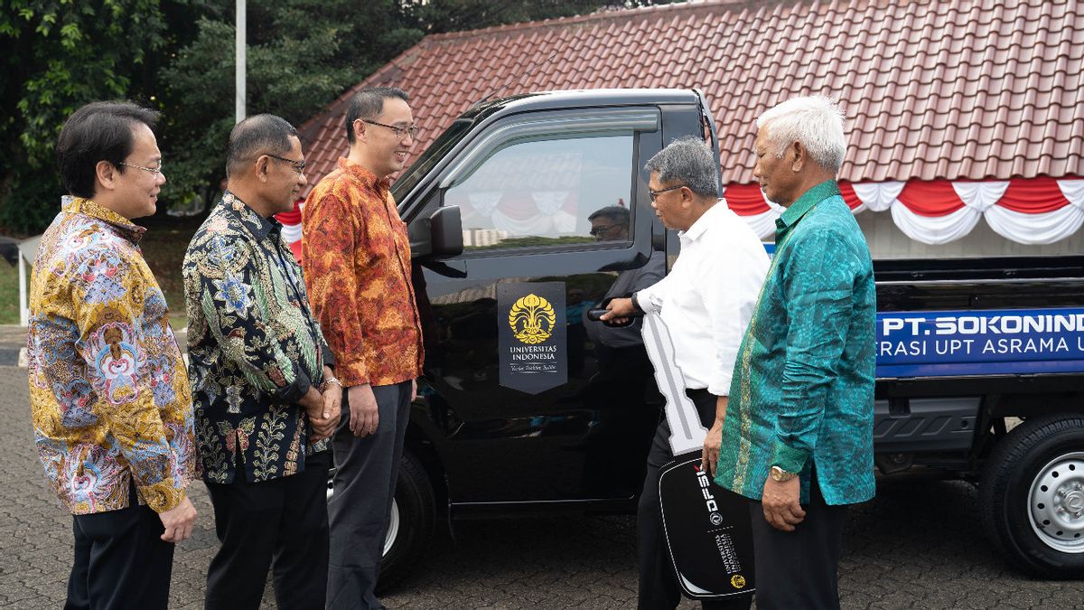 PT Sokoindo Automobile Donates Super Cab DFSK For Dormitory Operations At The University Of Indonesia