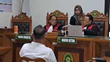 東ジャワ警察の元幹部は、女性講師の死の事件で裁判を受ける