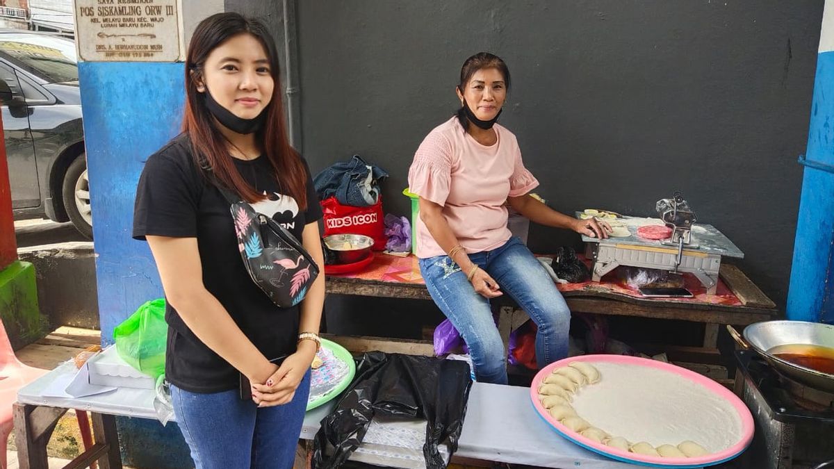 Femme Qui Vendeurs D’aliments Frits Est à Nouveau Sous Les Projecteurs à Makassar