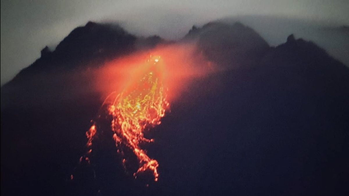 火山活動が増加、メラピ山白熱溶岩落下が再び発生
