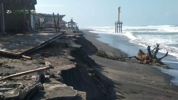 High Waves, Hundreds Of Fishermen On The South Coast Of Cianjur Stop At Sea