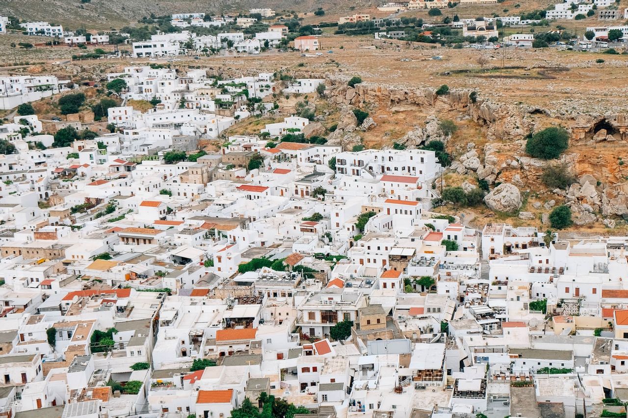 شهر حاسم من الوباء في اليونان، بين منع فقدان أو الموت