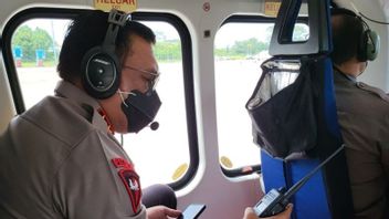 رئيس شرطة شمال سومطرة يراقب حرائق الغابات في سيانجور مولا مولا ساموسير سوموت من طائرات الهليكوبتر ، وهذا هو أمره إلى الرتب