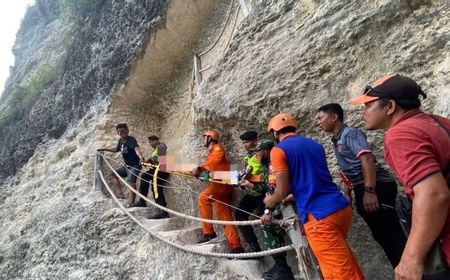 Tim SAR Evakuasi WN Hongkong yang Cedera di Diamond Beach Nusa Penida