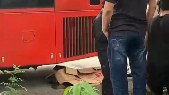 歩く男がトランスジャカルタバスに轢かれ、死亡