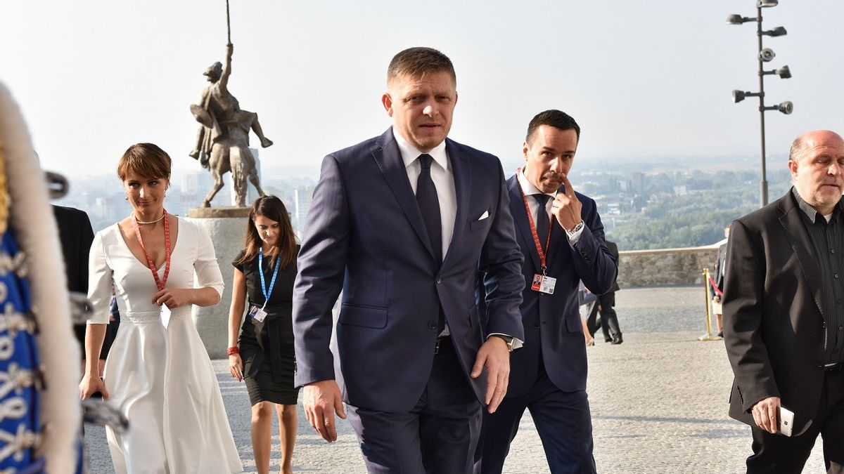 슬로바키아가 우크라이나에서 러시아로 전환하는 동안 푸틴 대통령과 젤렌스키 대통령은 피코 총리의 총격을 비난하기 위해 연합했습니다.