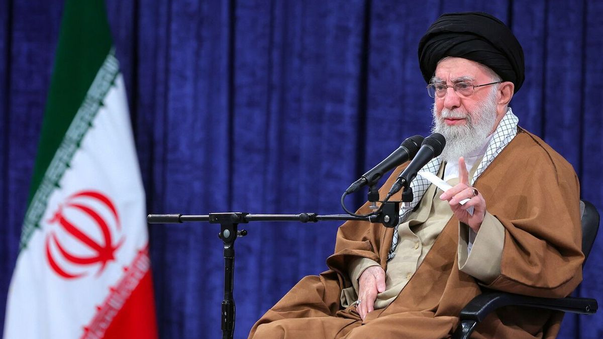 ईरानी क्रांति की याद में हजारों लोगों को माफ़ी मिली, विरोध में शामिल लोगों को छोड़कर