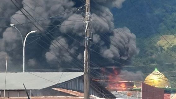 Pabrik Karet Terbakar hingga Terjadi Ledakan, Tim Damkar dan Ambulans Dikerahkan