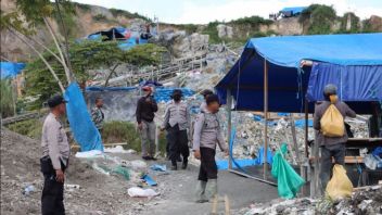 Vue d’emplacement, la police de Buru a trouvé des activités illégales d’exploitation minière d’or sur le mont Botak Moluques Nihil