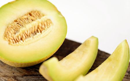 6 Cara Memilih Melon yang Manis: Cium Aroma dan Perhatikan Warna Kulitnya