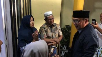 Feel The Same Sadness Like The Death Of His Son, Ridwan Kamil Visits A Drowned Student's Family In Padang