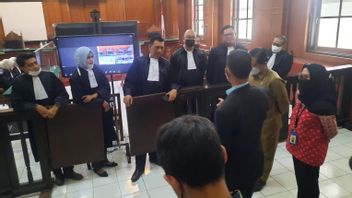 مراقبة القضاة واللجنة القضائية تراقب مباشرة محاكمة MSAT الاسم المستعار ماس بيتشي المتهم بالفحش Santriwati