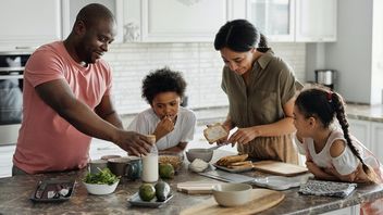 創造性を高めるために親が子供たちと一緒にできる屋内活動