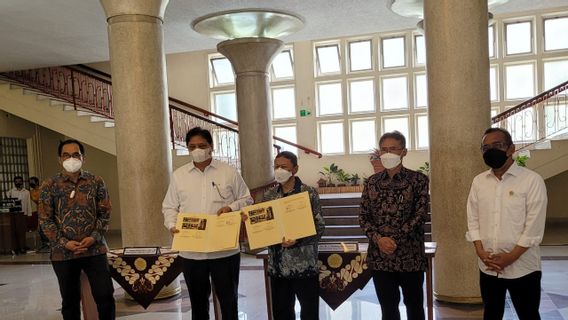 Berharap Mahasiswa Teknik Mudah Kuasai Teknologi Listrik Airlangga Serahkan Bantuan Bus Listrik ke UGM