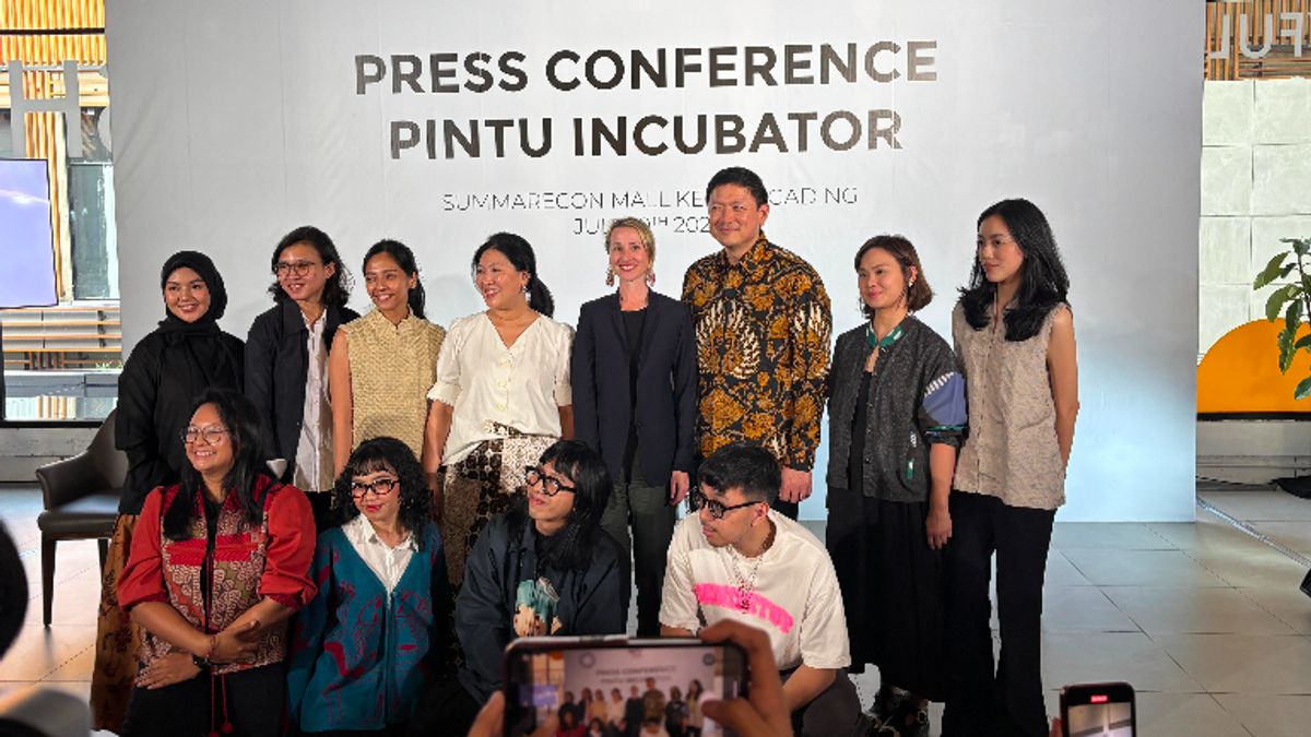 Opportunities For Young Indonesian Designers On The Global Mode Stage Through International Collaboration