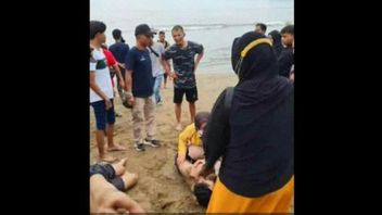 Four Tourists Dragged With Trenggalek Prigi Beach Waves, Three Happy One Missing
