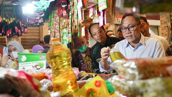 وزير التجارة زلحاس: الحكومة ستزود محلات السوبر ماركت والمتاجر الصغيرة بزيت طهي بقيمة 14 ألف روبية إندونيسية للتر الواحد