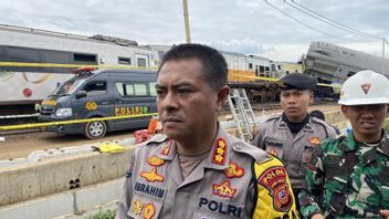Officers Pull Carriages To Evacuate 1 Victim Of Bandung Raya Local Train Collision Vs Turangga Train