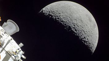 NASAは、地球に戻る前に月に別れを告げるオリオンの写真を公開します