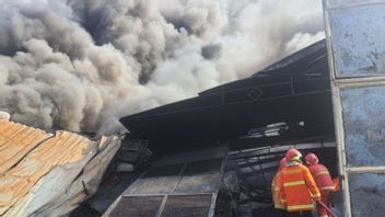 Penerbangan di Bandara Soekarno-Hatta Tak Terganggu Asap Kebakaran Besar Pabrik Pipa Paralon