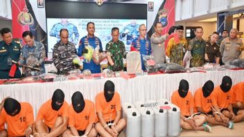تانجونغ سيلاتان - تم القبض على 13 مرتكبا سرقوا زيت مشاهير بقيمة 82 مليار روبية في مياه جنوب تانجونغ