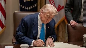    Trump Tetapkan Tarif Impor Korea Selatan 15 Persen Turun dari Ancaman 25 Persen