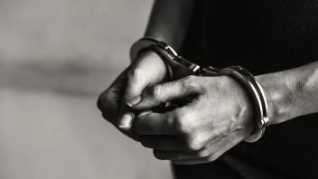 在NTB的比马，警察从2名男子手中查获了31包摇头丸