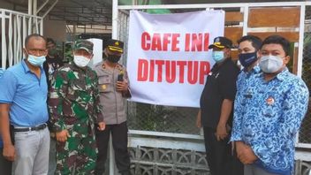 Café à Padang Scellé Après La Foule Virale De Musique Live 'You’re Not Alone'
