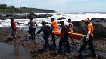 ガソリンを買うために別れを告げた後、行方不明になったと報告された学生は、タバナンビーチの端で全身に傷を負って死んでいるのを発見しました