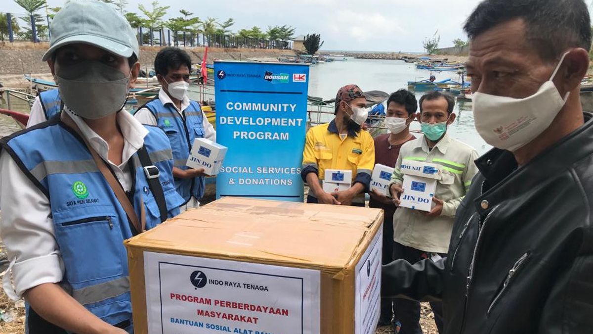 Suralaya Fishermen Happy To Receive Fishing Equipment From PLTU USC Jawa 9&10 Manager