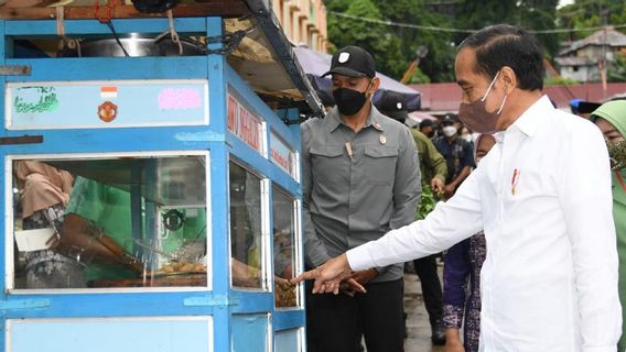 アンソデュオ人民市場でのブルースカン 新しいジャンビ市、ジョコウィはBLTミゴールRp300,000と運転資本Rp1.2百万を分割