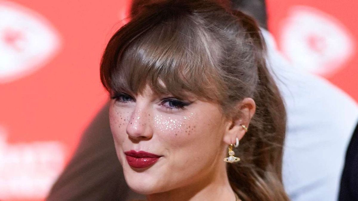 Makeup Taylor Swift Nonton Pertandingan Travis Kelce, Pakai Glitter Freckles