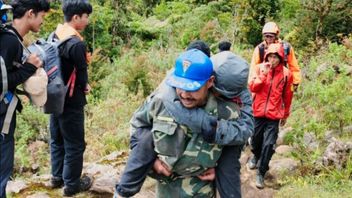 SARチーム バワカラエン山からの低体温女性登山者避難