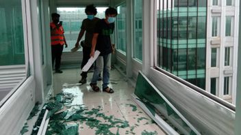 Due To Bad Weather, Glass Bridge Connecting Tangsel City Government Offices Broken